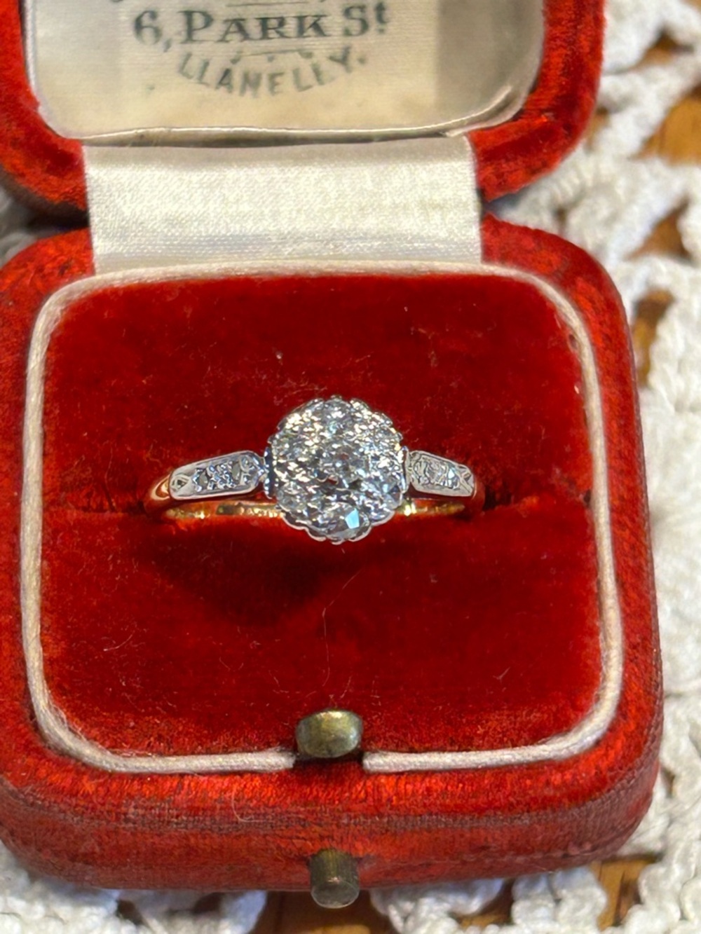 Vintage 18k & platinum two tone natural diamond cluster ring size 6.25